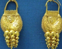 Gold earrings Photo by Marie-Lan Nguyen Public domain